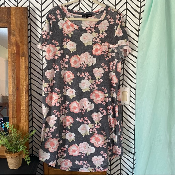 Derek Heart Dresses & Skirts - Derek Heart Plus Floral T-Shirt Dress Size 2X
